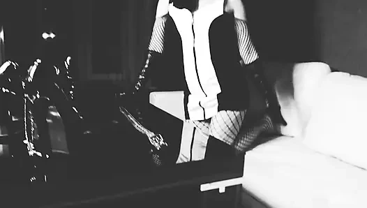 Ayak fetişi dominatrix ateşli siyah ve beyaz yüksek topuklu tanrıça esmer orta yaşlı seksi kadın egemenliği bdsm sapıklık