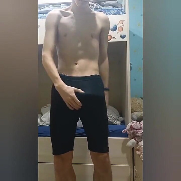 俺の巨根のケトルベルが垂れ下がって、俺の玉を床に引きずり込む