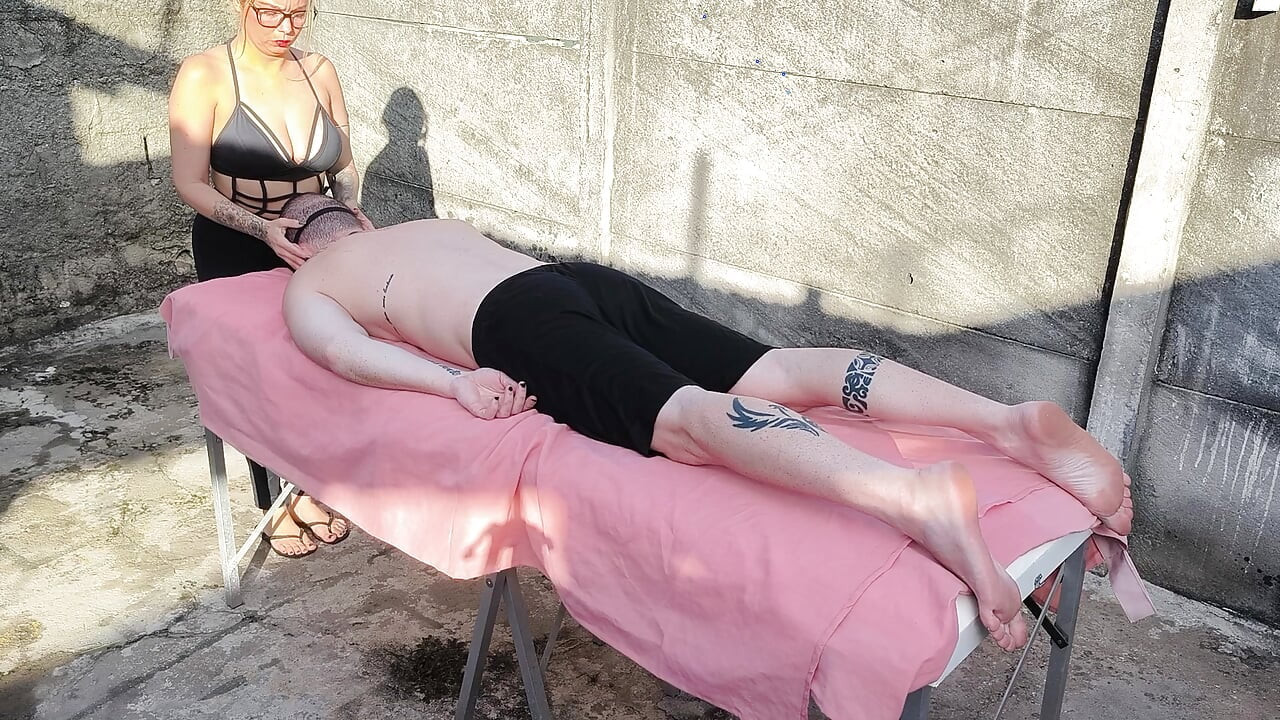 Masaje desnudo al aire libre con rubia caliente