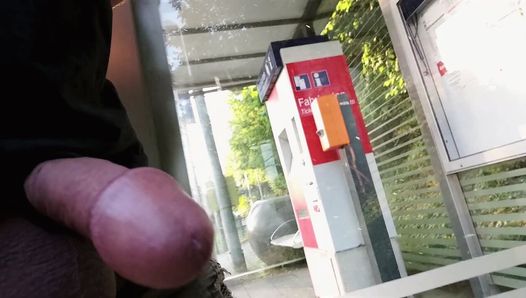 Il fume et exhibe sa bite à la gare 1