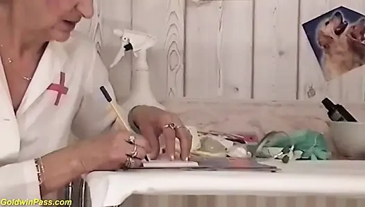 Behaarte 82-jährige krankenschwester wird grob gefickt