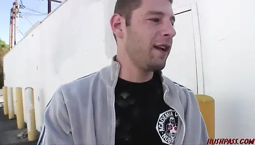 Kia si cewek mungil asia lagi asik ngentot kontol besar