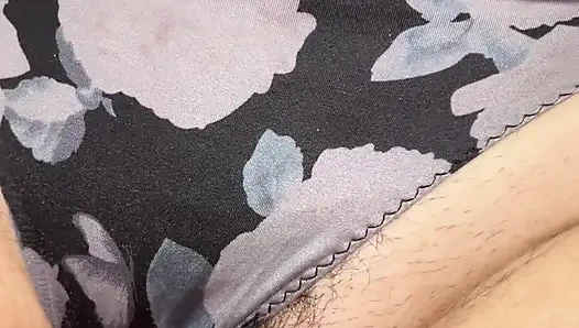 Heute morgen bin ich vom haus meiner behahalichen MILf-nachbarin gefallen und kam über ihr höschen