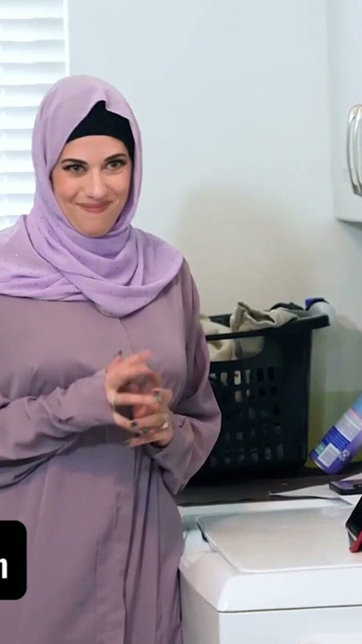 Madrastra tetona pilla a su hijastro Nicky viendo porno taboo de mylf en la tablet - hijab mylfs | Clip 1