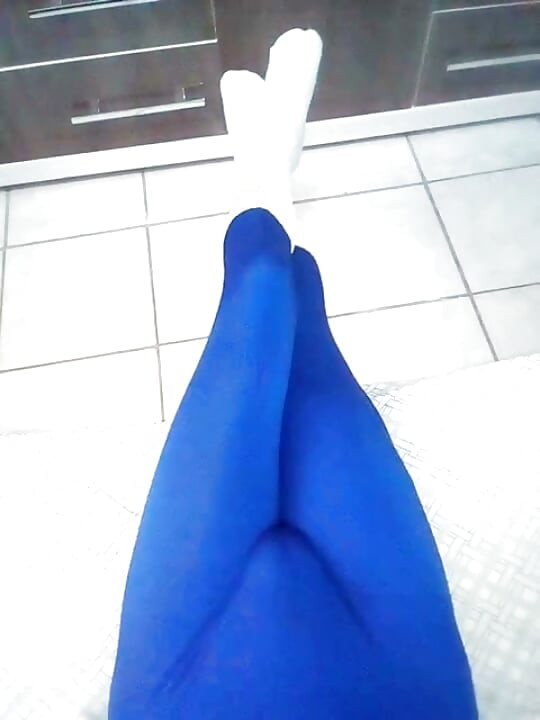 Весело вдома в блакитному костюмі Zentai з шкарпетками