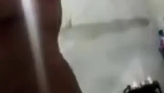 Teyze Anna onu uyutmaya çalışıyor