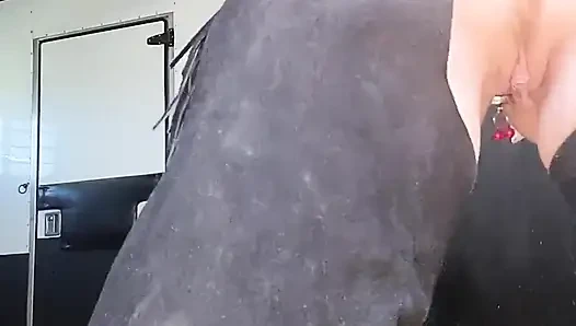 Kızıl saçlı kovboy kız eyer üzerinde dildoya biniyor