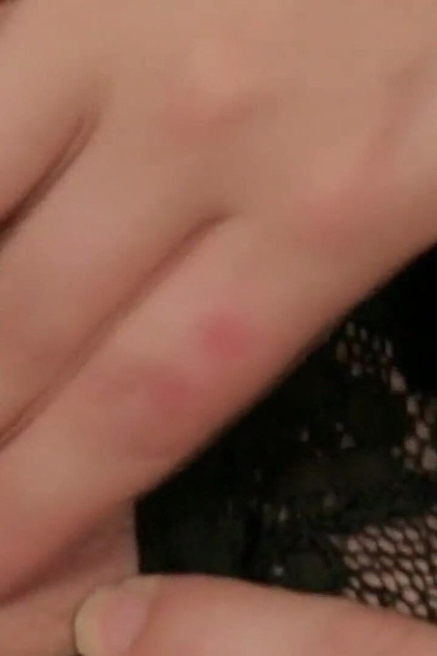 穿皮衣的金发女郎用假阳具取悦自己