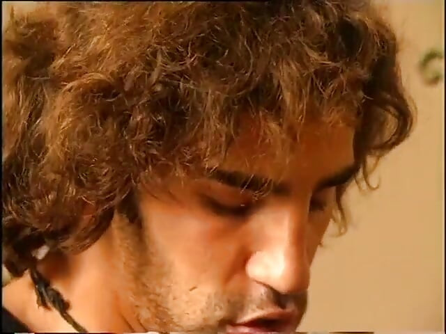 Seksi sunahre balon vali apni gand ka chhed chodne ke lie taiyar dikhane par tuli huee - dvd