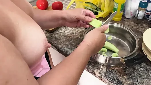 Zara charm, striptease in dessous, macht mittagessen und zieht brüste blank