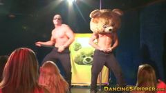 Amadores novinhas chupam pau de stripper depois de assisti-las dançar
