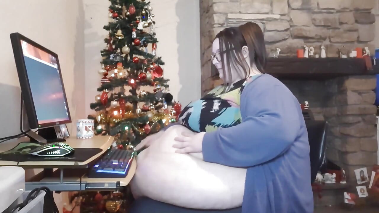 仕事で最も太った女の子が腹をこする