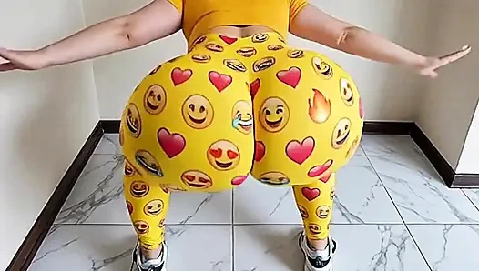 dicker hintern in hüpfenden emoji-leggings