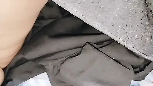 Siyah tesettürlü kadın memnun etmek için iç çekiyor