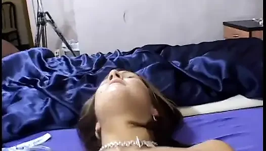 Memek sempit cewek rambut cokelat ini dientot habis-habisan sambil berbaring di ranjang