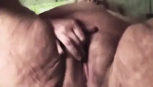 Klitorisini ovuşturarak amını tükürdü