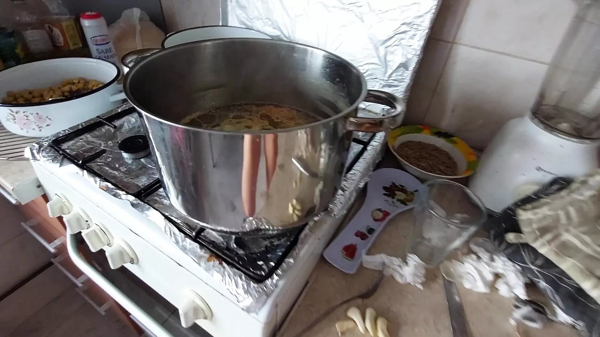 Su esposa amateur está preparando el desayuno en la cocina. Sexy latina desnuda en la cocina