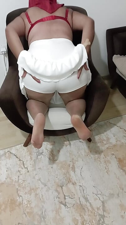 戴著頭巾、穿著裙子和透明絲襪的寡婦正在自慰。