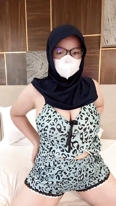 Wanita ku main di ranjang mengenakan piyama penggoda