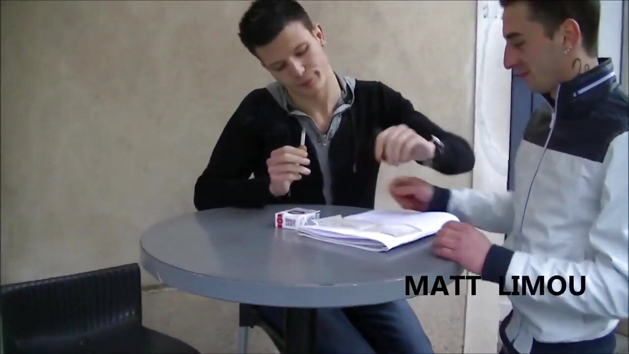 Dikongkek oleh kawan baiknya di tempat yang tidak peduli