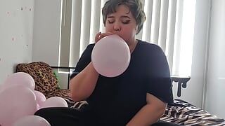 Nyepong balon untuk menghias kamarku