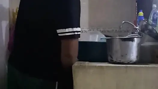 Karyawan ngentot dan nyepong kontol sambil cuci piring
