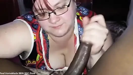 Bbc schlampiger blowjob leckt, lutscht an seinem helm