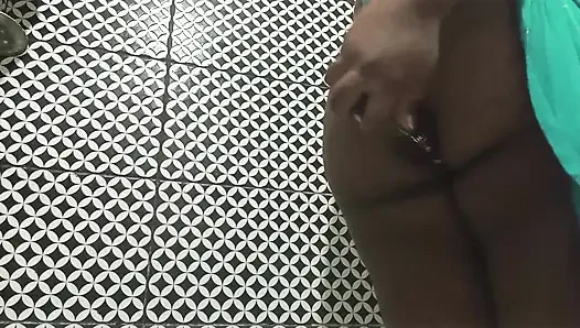Masdrasta iri güzel kadın götünü açıyor ve kremsi bir döl sokuyor
