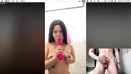 Cewek itu nonton aku lagi masturbasi sampai muncrat dua kali!