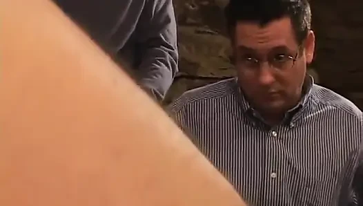 Милфа-блондинка трахает друга своего мужа