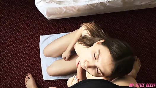 Bacaklı sıska kızı sikiyorum ve ağzına boşalıyor - oral dölleme