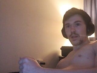 Jovem amador, manwithaweapon, se masturba na webcam