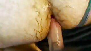 Une trans anonyme poilue à grosse bite éjacule dans un vidage de sperme poilu après une insémination brutale de bb