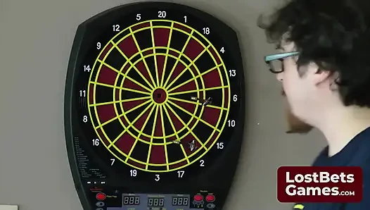 Dieses Strip Darts Spiel verspricht eine Nacht voller unerwarteter Freuden