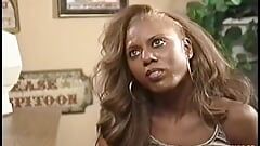 Blonde zwarte vrouw krijgt haar bosje diep geboord door een blanke man tijdens een sollicitatiegesprek