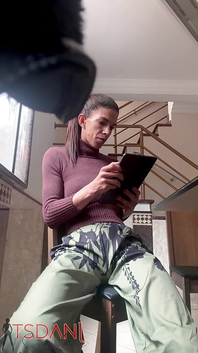 Daniela Santos, la mujer trans con la gran polla, mostrando su cuerpo en casa