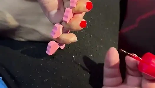 4.5 beden ayaklarını boyatıyor