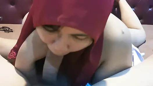 Die schläfrige stiefschwester kam auf und lutschte die ihres stiefbruers.