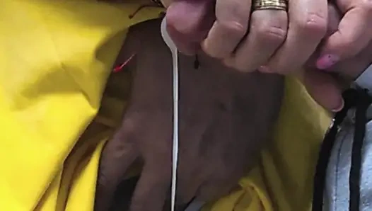 Mädchen erwischt im öffentlichen bus, während sie den schwanz eines fremden bis zur ejakulation streichelt