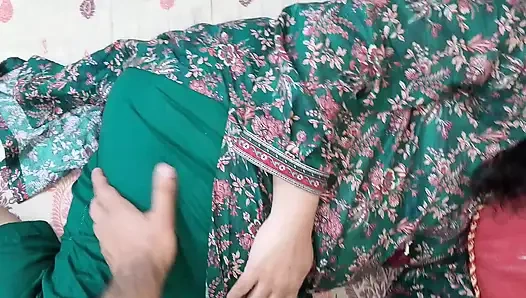 Desi kız arkadaş sıkı amcıkla tamamen derinden zevk alıyor - gerçek dölleme yakın sikiş