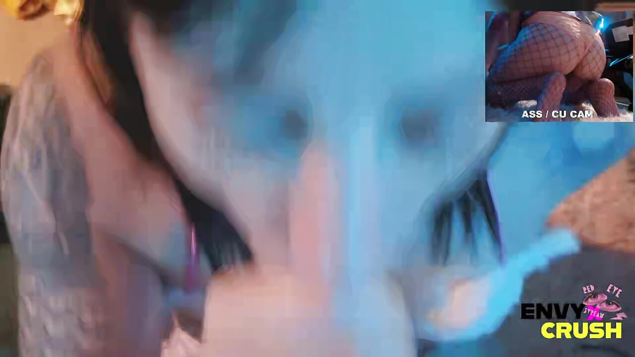 Gadis gamer dengan stoking jala lagi asik berlutut