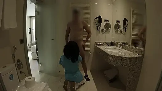 Pamer kontol! Pembantu hotel mergokin aku lagi masturbasi di kamar mandi dan nyepong kontolku habis-habisan