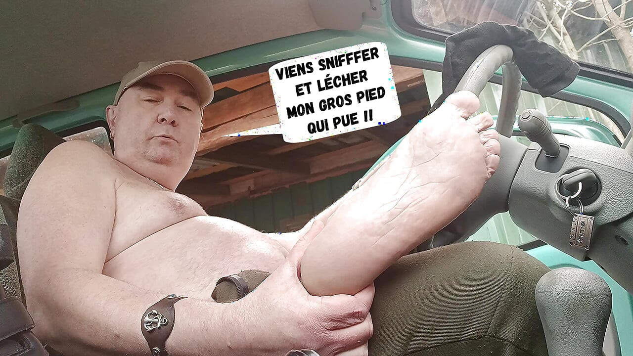 I stink of feet in my car before drinking my piss and jerking off outside like a good big pot-bellied pig on display!