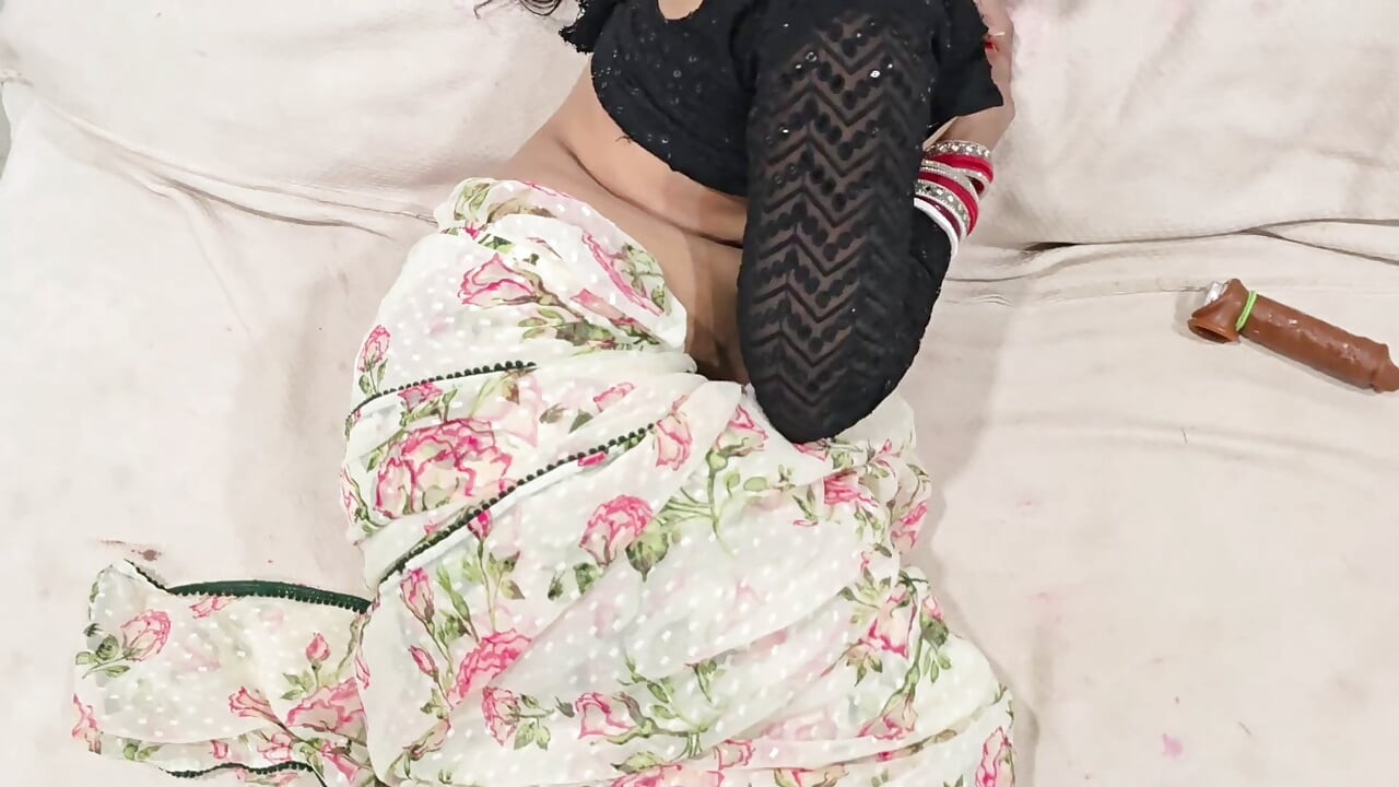 new married desi bhabhi ne khud se chut ka pani nikala