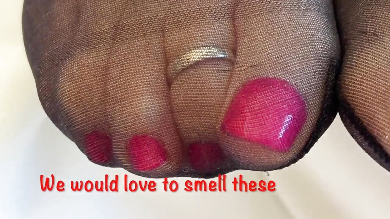 Mrs Mature Feet Teasing You All with Her Cute Toes 397