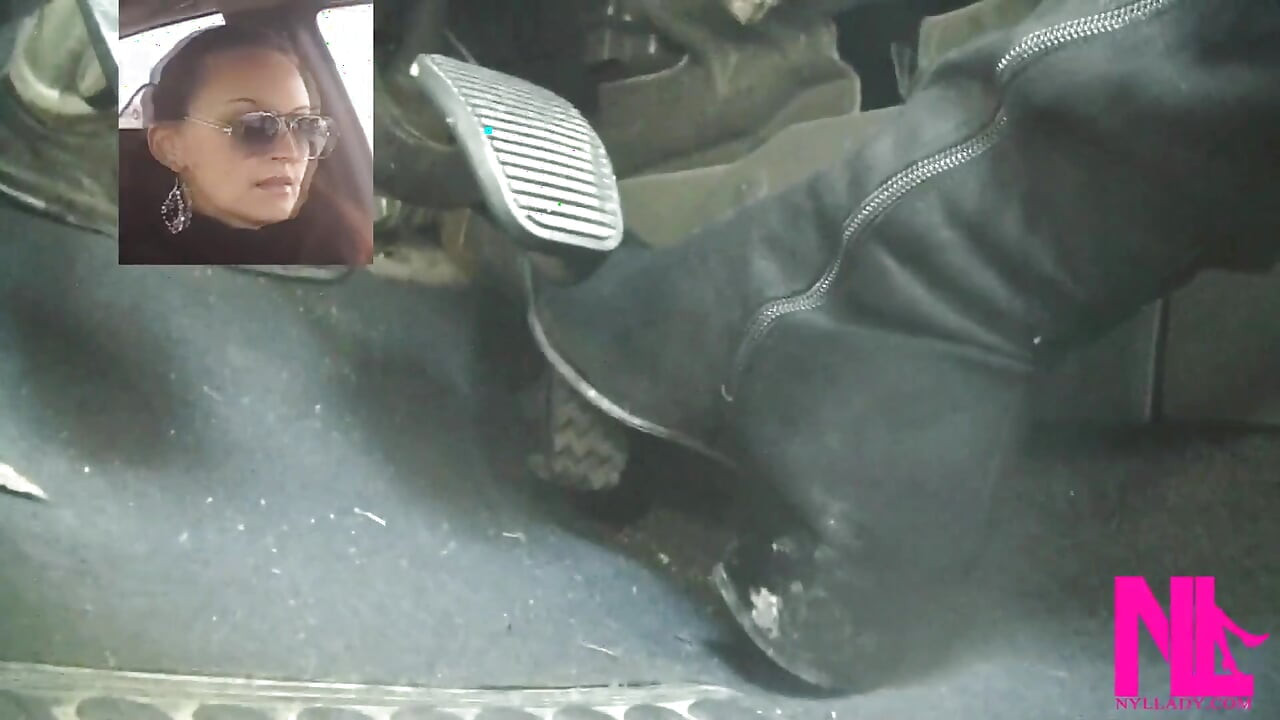 黒のスエードの膝ハイブーツで高速運転