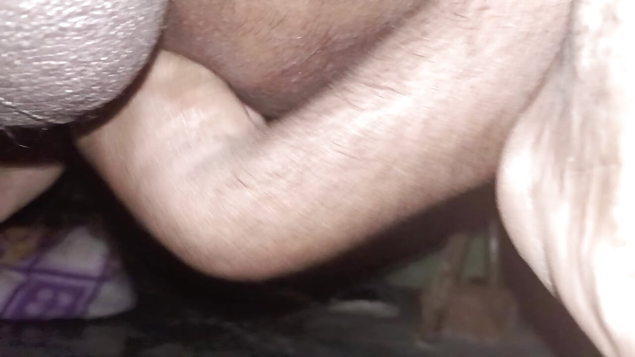 Eu tentei colocar minha mão inteira na minha bunda