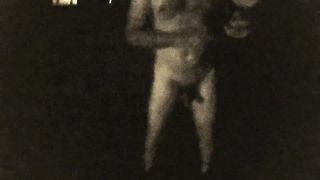 Caminando desnudo de noche