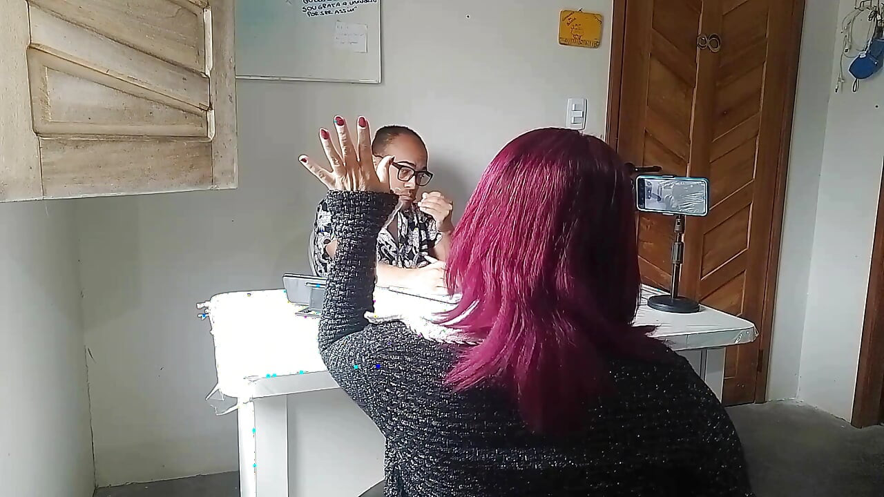 Μια καυτή συνέντευξη με τα μεγάλα βυζιά και τον κώλο της