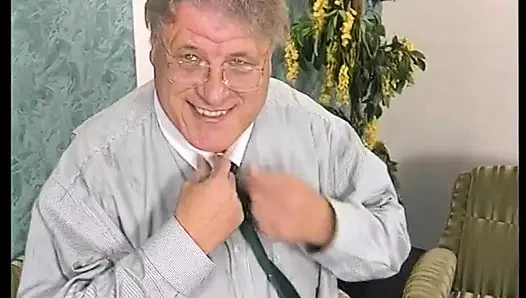 Юную брюнетку отшпилил старик на кастинге